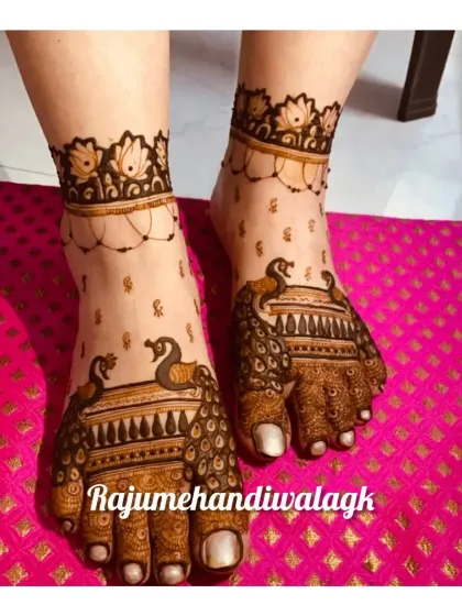 Here is another style for bridal feet mehendi. This design features majestic peacocks on the top of the feet with delicate chain-like patterns around the ankles, giving the feel of traditional Indian 'payals' or anklets.
