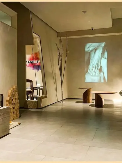 The reception area of my office is designed to inspire. It features a combination of textures, sculptural furniture, and projected art, creating a dialogue between the space and its visitors.
