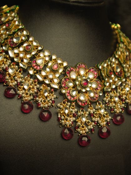 This elegant white and red Kundan set is a classic. The intricate floral design and rich red stones make it a perfect rental piece to shine in on your special occasion.