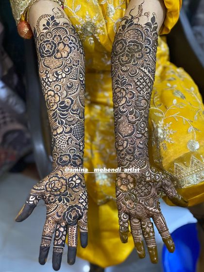 A full bridal design with a lovely mix of patterns, creating a rich and textured look.