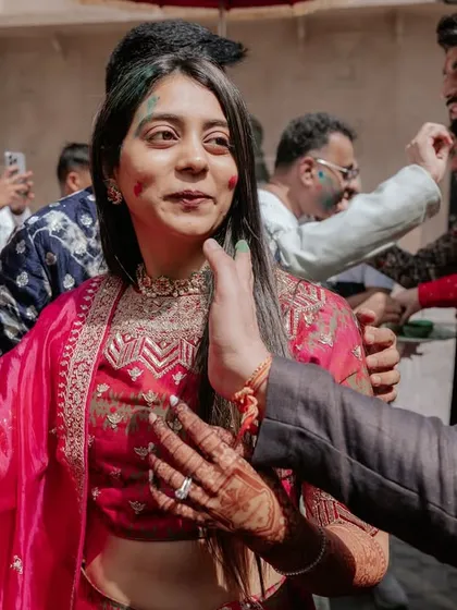 A warm and vibrant Holi-style welcome for guests at a Jaipur wedding. Applying colors is a beautiful way to set a joyful and celebratory tone from the very beginning.