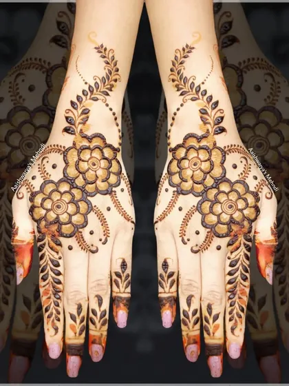 A classic Arabic floral bail design on the back of the hands. This timeless pattern is perfect for any celebration.