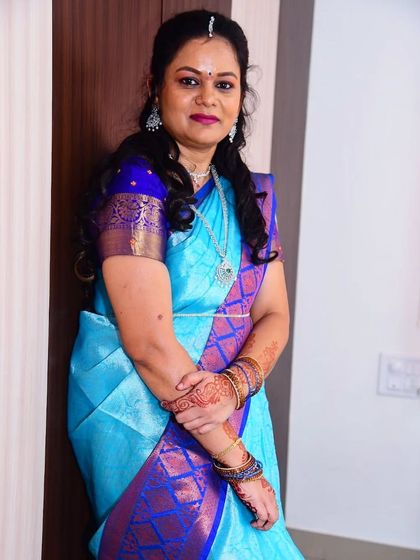 Another photo of Kruthika's simple and elegant house warming look. The focus is on flawless skin and feeling comfortable.