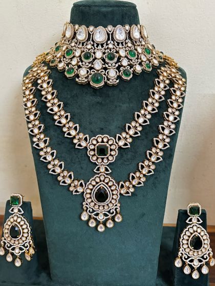 This layered necklace set features a choker and a longer necklace with black and green stones. It's a modern take on traditional bridal jewellery.