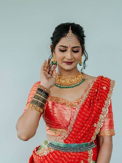 My beautiful client Chethana looks stunning in this custom Kanchi Pattu tissue lehenga. The sea-green and red combination is a classic, and I designed it as a Langa Voni for a traditional yet fresh look for her special day.