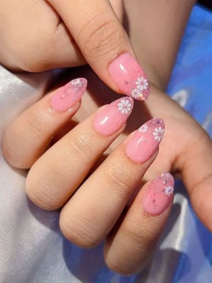 A sweet rose gold ombre set with hand-painted white daisies on the tips.