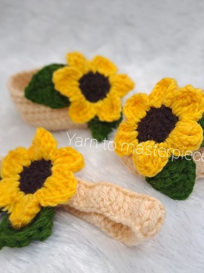 These sunflower-themed baby shoes are perfect for a Haldi ceremony or any sunny celebration. The bright yellow flower is so cheerful.