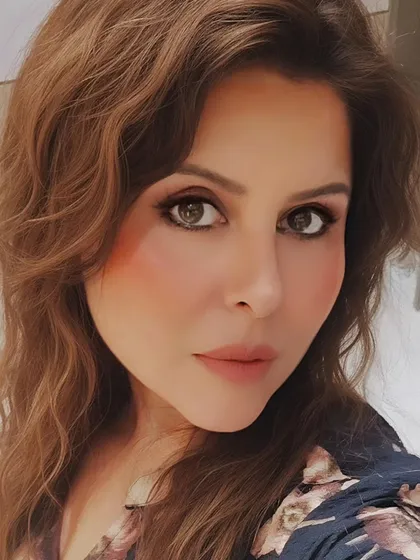 I'm here to help you master the art of self-makeup with confidence. My one-on-one sessions, available online or in person, are personalized to teach you the skills you need for a flawless look every time.