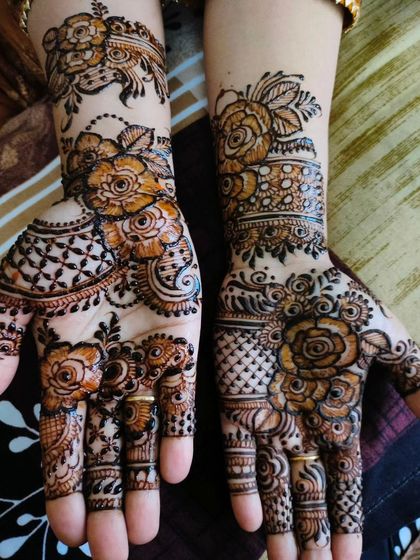 A lovely floral design with roses, perfect for Eid or any celebration.