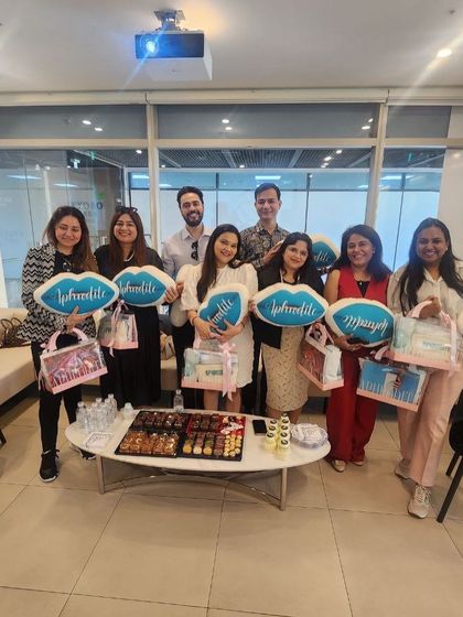 A group photo from the Aphrodite threads workshop in Seoul. It was a wonderful opportunity to learn alongside talented Indian doctors and refine our skills in advanced thread lifting techniques for facial aesthetics.