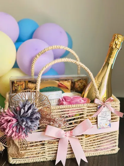 I loved curating this celebratory hamper for a newlywed's reception party! It includes a non-alcoholic champagne bottle, jars of premium nuts, and a box of delicious Baklava.