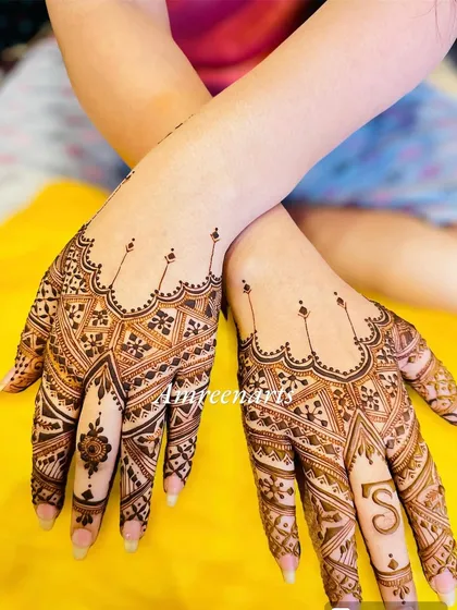 A modern take on traditional mehandi with this geometric design. The clean lines and intricate patterns create a bold and contemporary look, personalized with the client's initial.