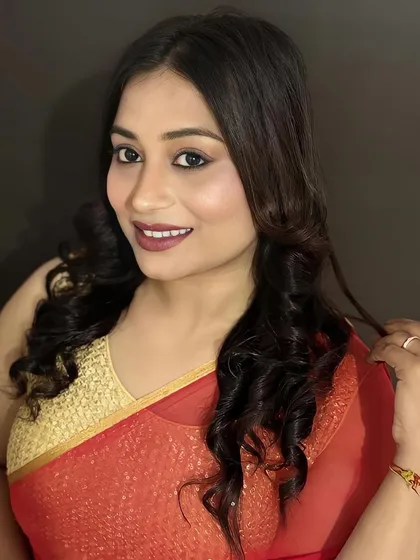 A happy and confident client, ready for her event. The makeup is simple yet elegant, featuring a defined eye and a beautiful lip color.