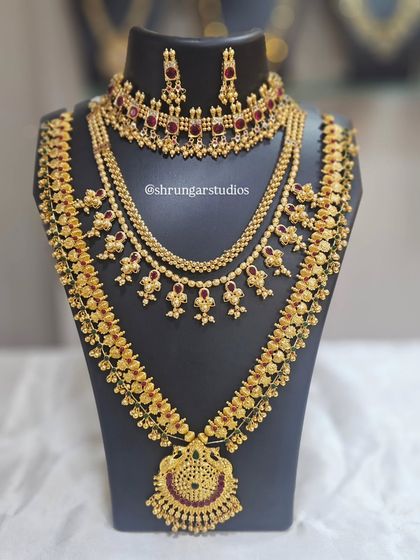 This is another one of my favorite traditional bridal sets, featuring multiple layers of necklaces with rich red stone work.