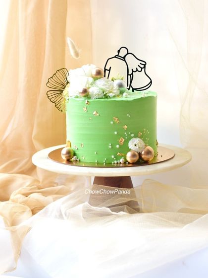 A full view of the anniversary cake, a design that is both modern and romantic.