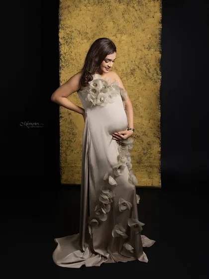 Ending this session on a note of pure elegance. This portrait captures the serene glow of motherhood, with a custom floral gown that adds a touch of soft, artistic charm.