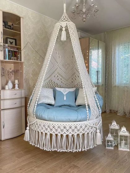 Our classic white swing with light blue cushions. This combination creates a fresh and airy look, perfect for a bright and sunny room.