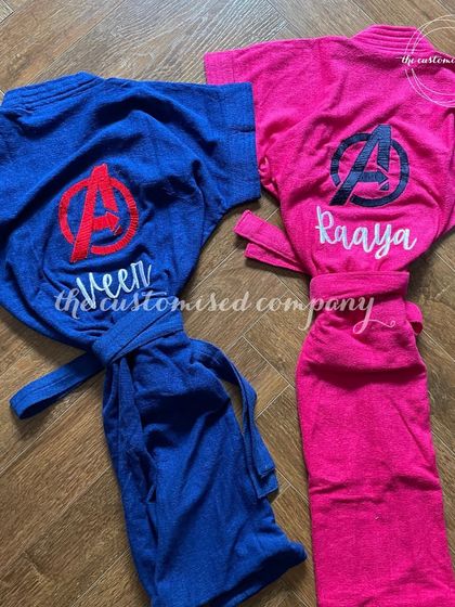 Avenger-themed return favors for your little heroes. This set includes matching bathrobes in blue and pink, personalized with the Avengers logo and each child's name.