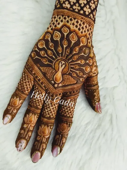 The peacock, a symbol of beauty and love, is a timeless favorite. This design showcases a peacock with its feathers unfurled, creating a magnificent centerpiece on the back of the hand.
