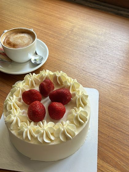 A classic strawberry shortcake, perfect for enjoying with a cup of coffee. The simple design with fresh strawberries and piped cream lets the flavor shine.