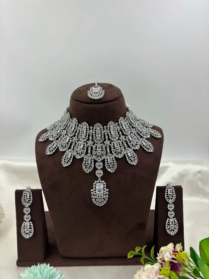 The all-white stone version of the full-collar AD necklace.