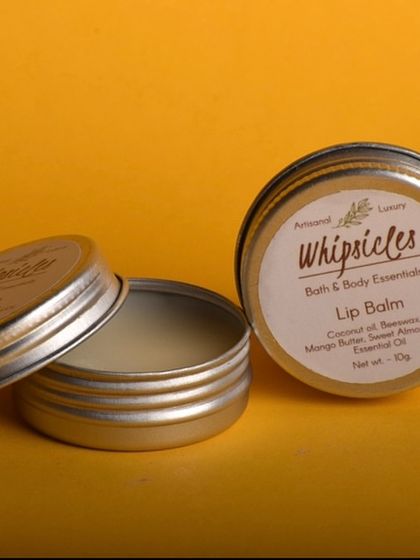 Our summer-special Sweet Orange lip balm. Packed with nourishing coconut oil and protective beeswax, it deeply hydrates your lips with a refreshing citrus twist.