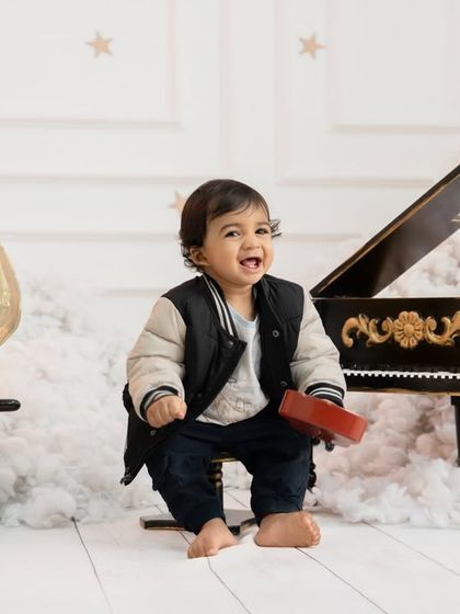 Adding a vintage touch with a gramophone, this little musician is ready to create some beautiful memories.
