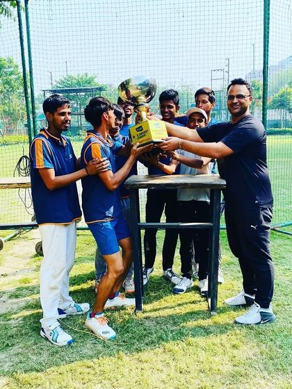 The team captain receives the trophy on behalf of TUG Blaster 2.0.