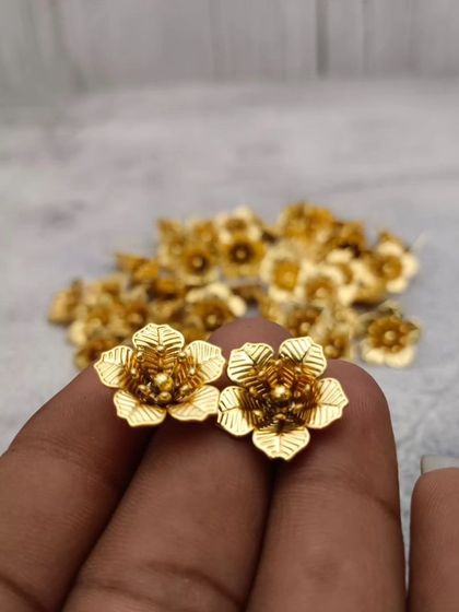 Another design of gold-plated flowers, with a different petal shape.