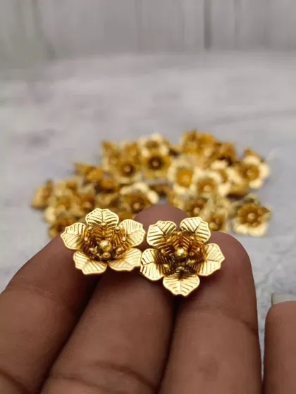 Another look at the gold-finish flowers, a simple yet beautiful offering for your daily prayers.