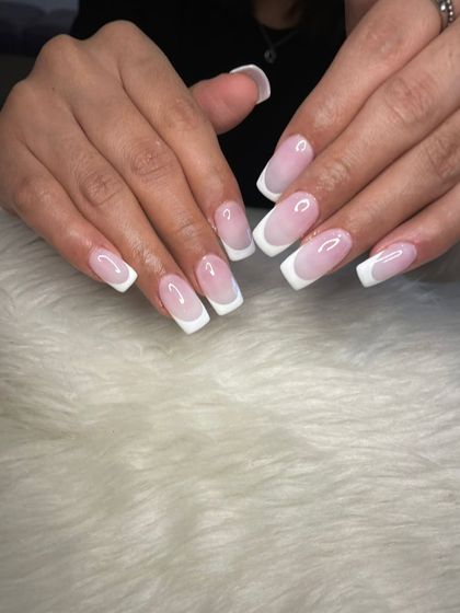 Classic French tips on square-shaped extensions, a timeless look that is always in style.
