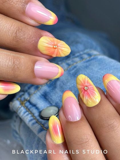A beautiful pastel summer design with a yellow French tip, aura glow, and soft 3D flowers. This set is fresh, fun, and perfect for the summer season.