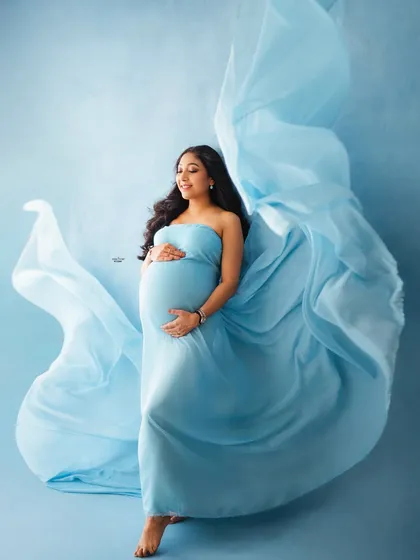 A full-body shot with the light blue fabric tossed to create a feeling of weightlessness. This is one of my favorite techniques for a dreamy maternity portrait.