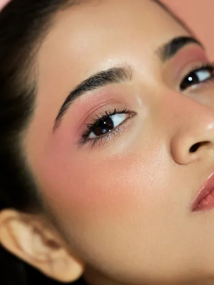 I love creating this kind of "glass skin" effect. It's all about layering hydrating products and liquid highlighters to get that wet-look glow.