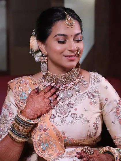 Rakshika looked so beautiful for her pheras. We chose a soft, peachy-toned makeup look to go with her intricately embroidered pastel lehenga, creating a dreamy and romantic vibe. ❤️