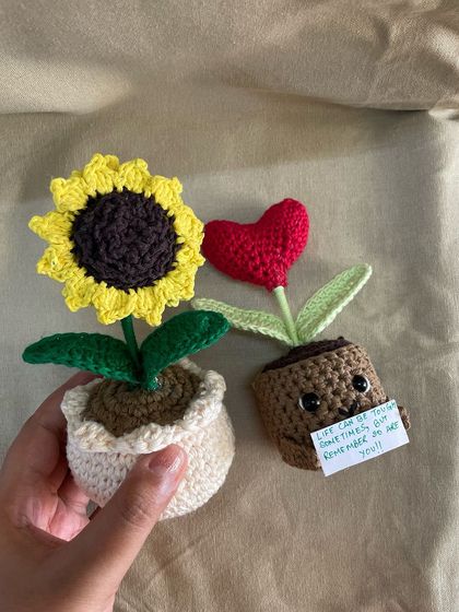 A happy pair of my crochet pot plants. The sunflower and the heart pot together make a wonderful set, perfect for gifting or to start your own collection of everlasting crochet plants.