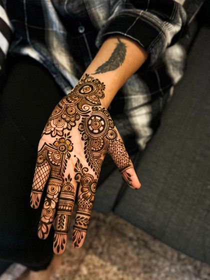 A classic Indo-Arabic design on the back of the hand. This style is great for parties or smaller functions, featuring a mix of bold motifs and delicate patterns.