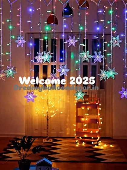 A simple and elegant way to welcome the New Year. This decoration features beautiful snowflake-shaped curtain lights that create a magical and cozy ambiance.
