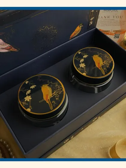 A touch of luxury with our royal blue Diwali hampers. These book-style boxes with bird motifs are filled with premium dry fruits, making for a very sophisticated festive gift.