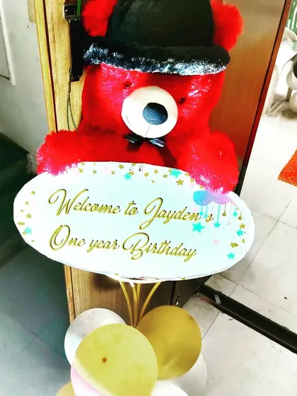 How about a cute teddy bear to welcome your guests? This unique welcome sign is perfect for a first birthday party, adding a touch of warmth and charm right at the entrance.