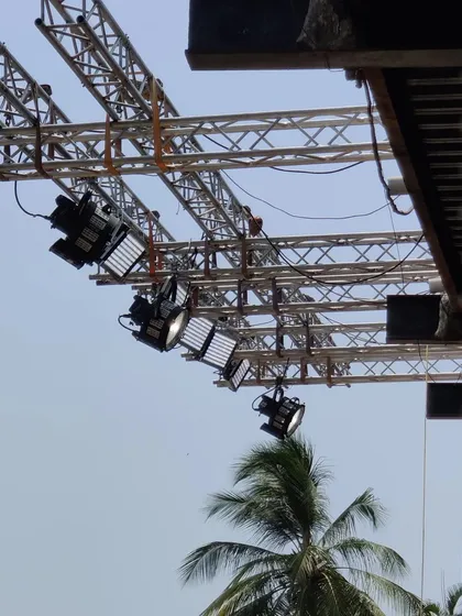 This outdoor rig for an Amazon Prime TVC involved trussing a combination of Creamsource Vortex8 and Nanlux Evoke 1200B fixtures. Our experienced crew ensures that even complex, heavy duty rigs are built safely and efficiently.