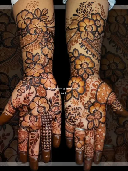 My floral designs are always a favorite. This full-coverage henna art combines bold flower motifs with delicate leaf patterns and fine-line details, creating a stunning and modern look.