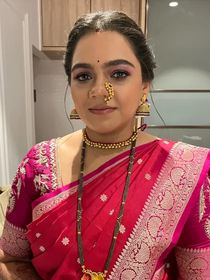 Simplicity is the ultimate ornament. This bride's look is a testament to that, with clean makeup, a simple bindi, and traditional jewelry.