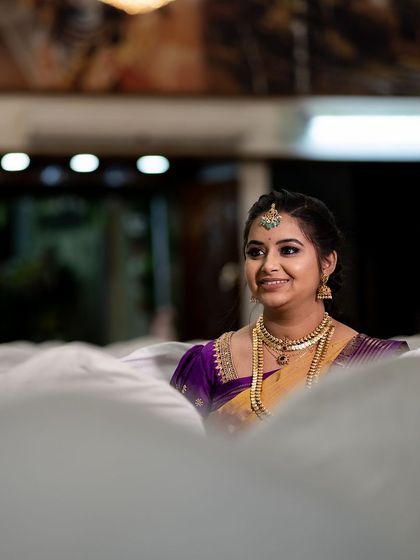 A lovely shot of Varshini at her varpuje ceremony. The makeup is traditional yet fresh.