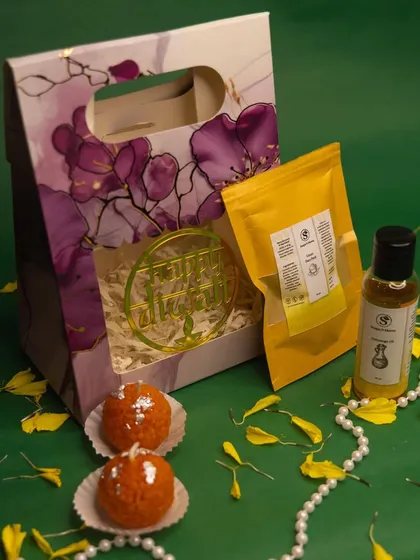 This mini Diwali hamper combines handmade treasures for a complete festive ritual. It includes two ladoo-shaped candles, a packet of natural Ubtan powder, and a bottle of traditional Abhyanga oil.