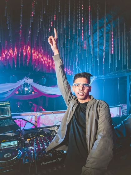 The Vibe: On The Decks & On The Floor photo 60