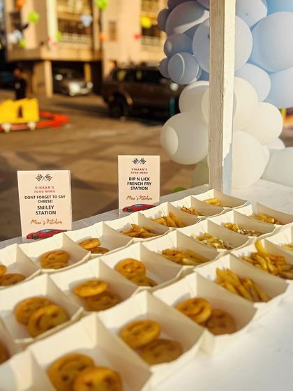 A close-up of the pre-portioned fries and smileys, making it easy for little guests to help themselves. It’s a simple but effective way to keep kids happy.