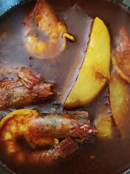 Aloo Diye Chingrir Jhol is a light, flavorful prawn curry with potatoes. I use a delicate play of flavors to lift the heavenly aroma of the crustaceans without overpowering them.