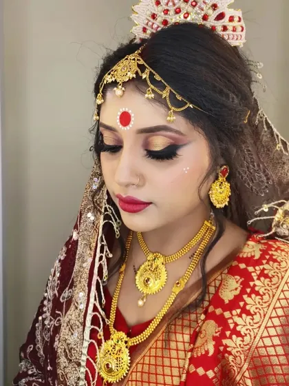 Another view of the shimmery eye makeup, which looks beautiful when the bride looks down.