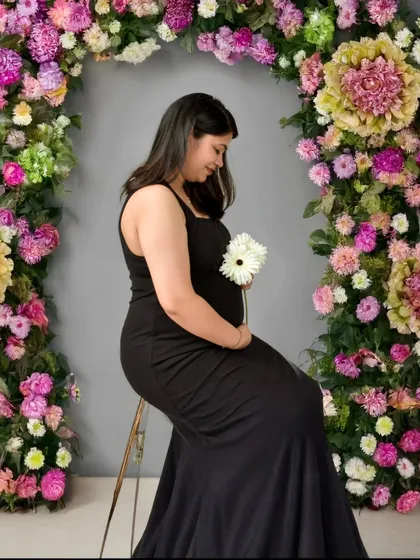 My studio is a creative space where we can bring your vision to life. For this session, we designed a stunning floral arch to frame the mother-to-be, creating a dreamy and romantic portrait that feels truly special.